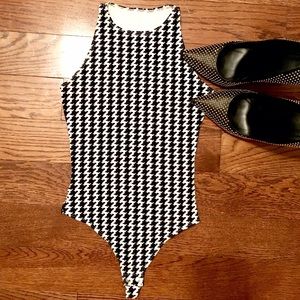 ✨Black & White Houndstooth Bodysuit✨